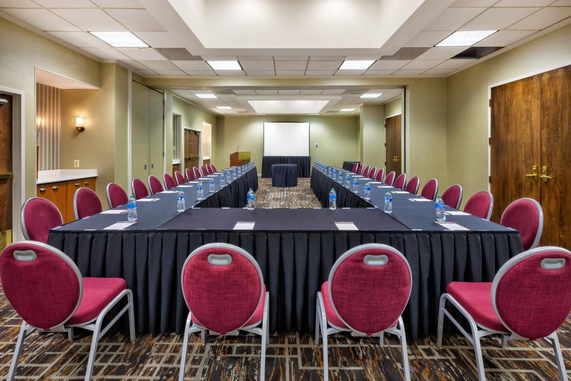 Crowne Plaza Dulles Airport By Ihg Hotel Herndon Exterior photo